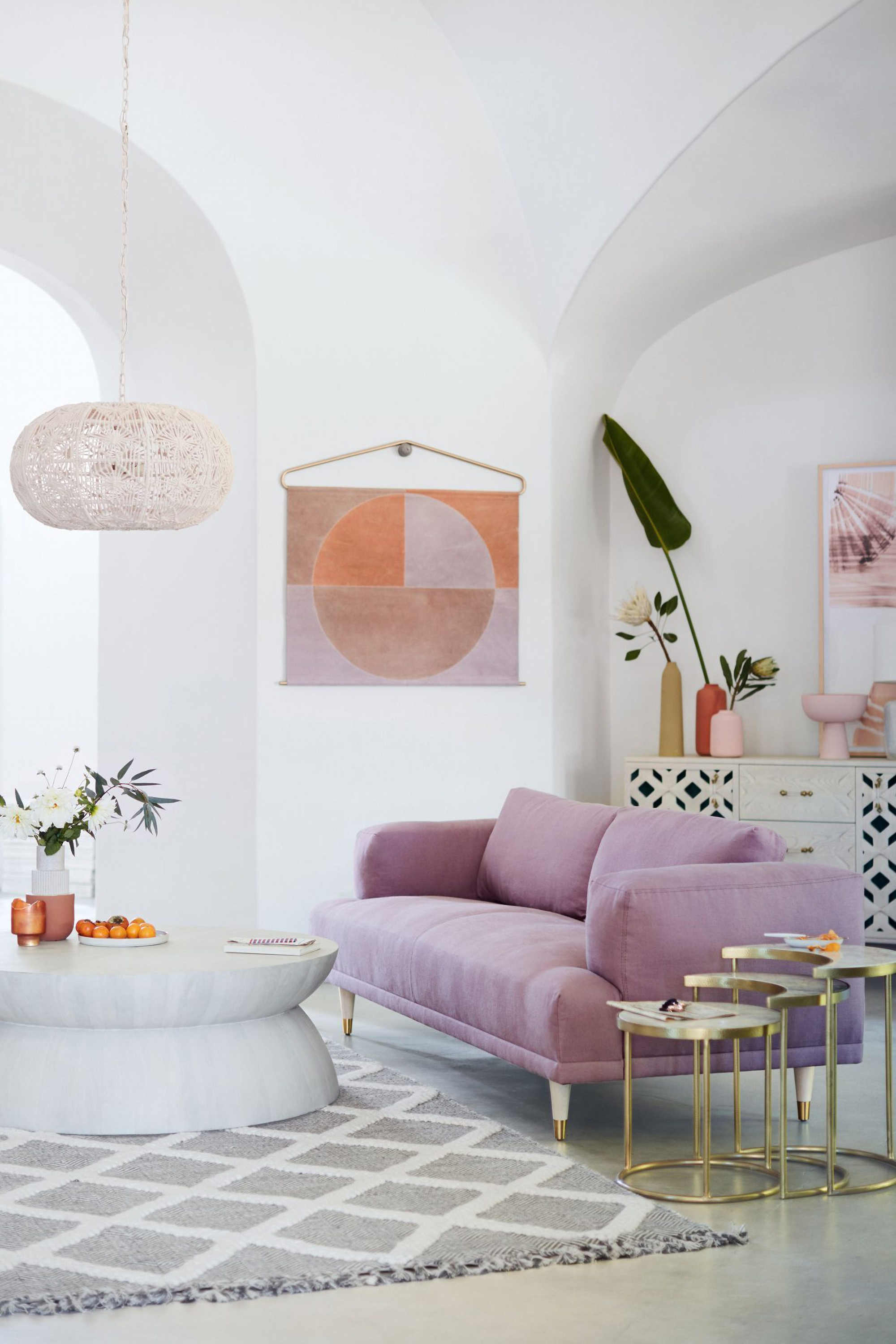 sentuhan warna ungu dapat diterapkan pada sofa serta hanging decoration / emily henderson